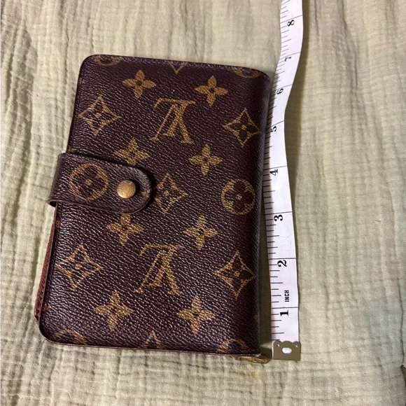 Louis Vuitton Brown and Gold Wallet with Iconic Monogram Design - Picture 14 of 15